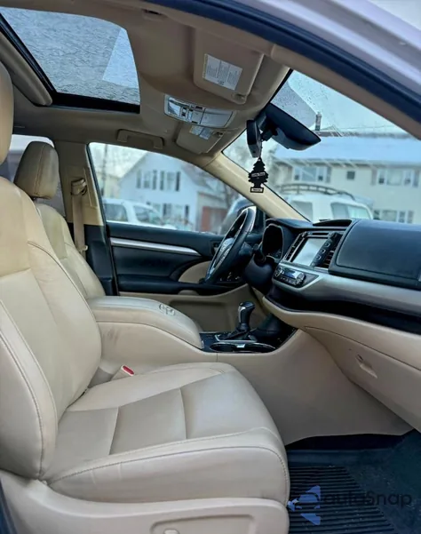 2019 Toyota Highlander Hybrid z USA, uszkodzony, nr VIN 5TDJGRFH8KS064367